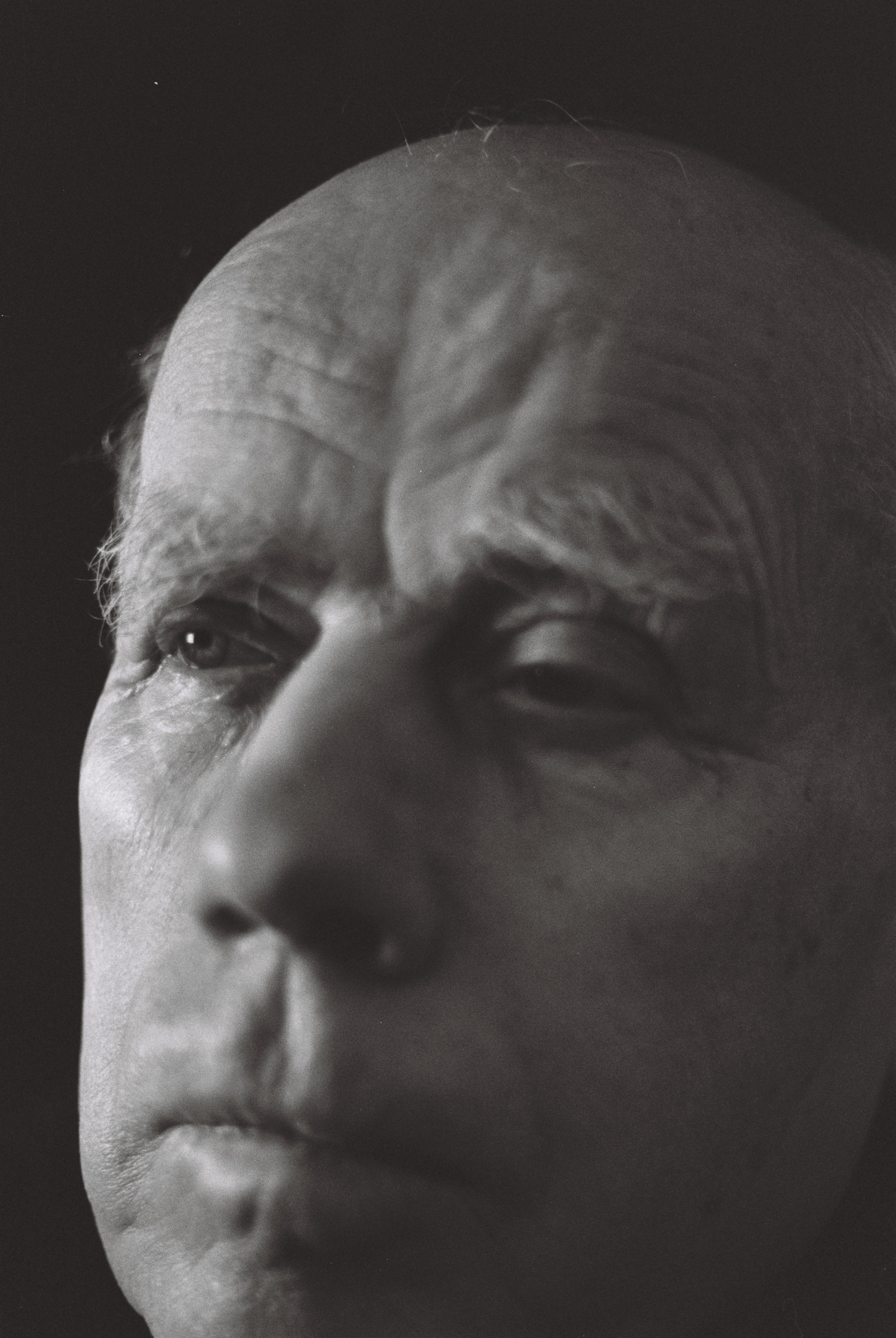 Түсірілім кезінде ер адам кенеттен келді.